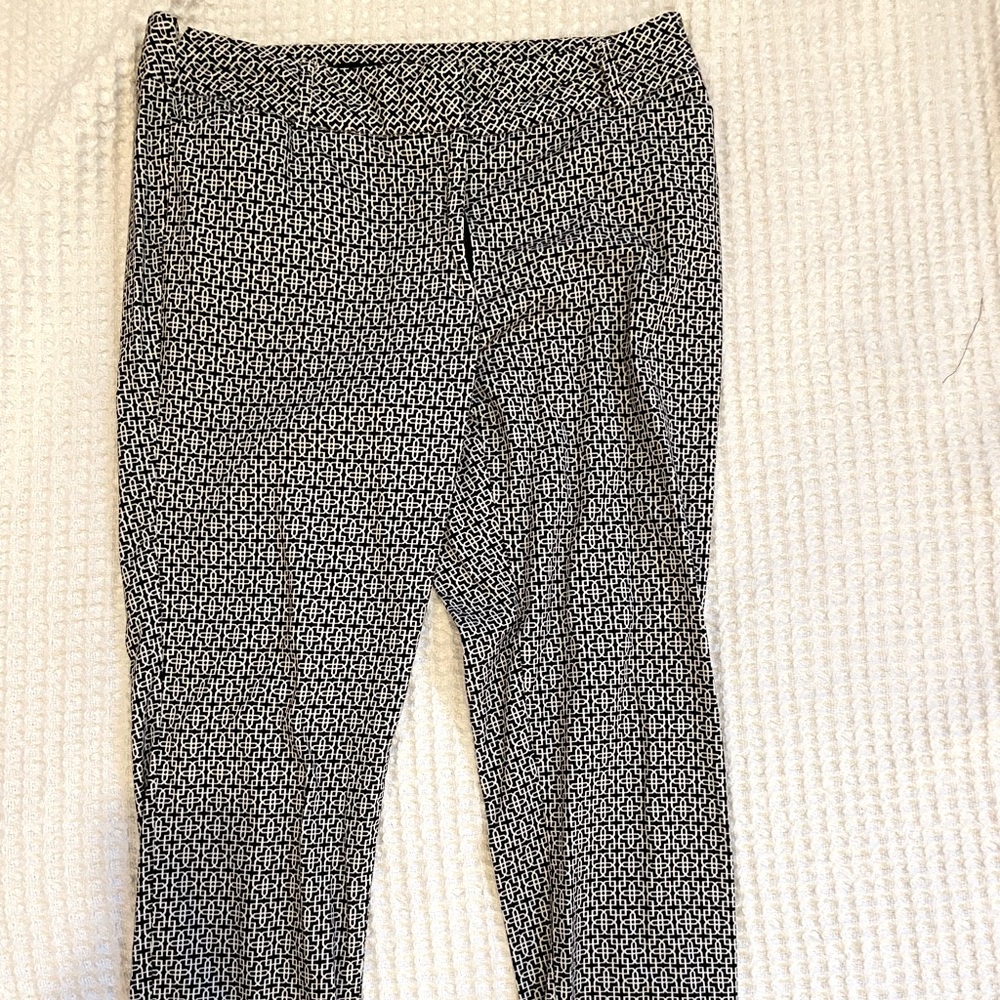Capri style pants size 10 black and white